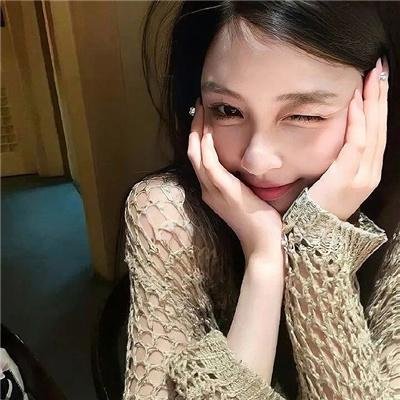 坐在酒吧里吃蛋糕